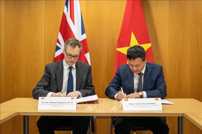 Vietnam and UK ink agreement on combating illegal migration